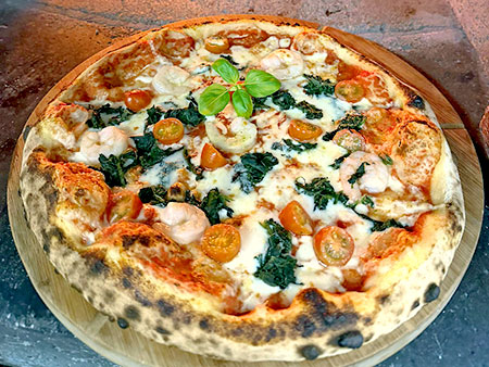 Pizza Frutti di Mare im Steinofen mit Holzfeuer gebacken